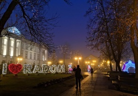 Na placu przed Urzędem Miejskim znajdują się świetlne figury: miś z prezentami, Mikołaj na motocyklu, wielka bombka oraz napis: "I love Radom".