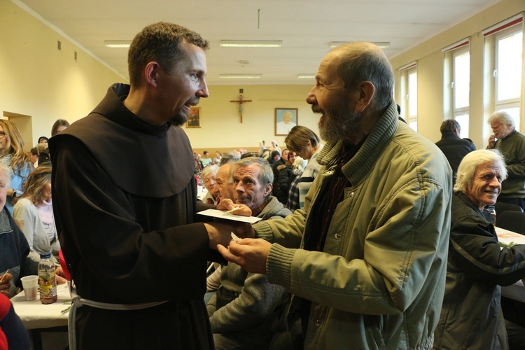 Wigilia dla bezdomnych, ubogich i potrzebujących u franciszkanów