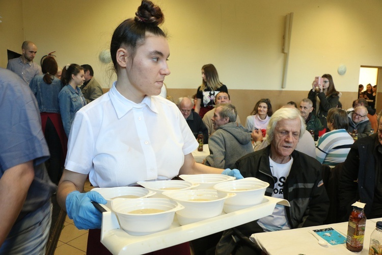 Wigilia dla bezdomnych, ubogich i potrzebujących u franciszkanów