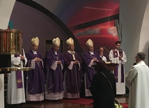 Katowice. Eucharystia w intencji bp. Adama Wodarczyka