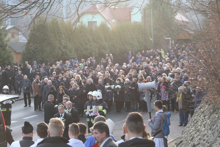 Ostatnie pożegnanie rodziny śp. Kaimów - ofiar wybuchu w Szczyrku