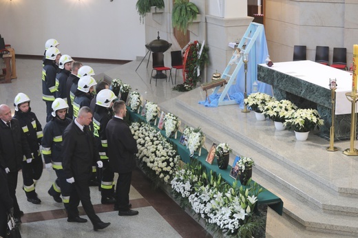 Ostatnie pożegnanie rodziny śp. Kaimów - ofiar wybuchu w Szczyrku