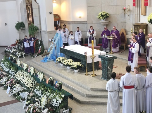 Ostatnie pożegnanie rodziny śp. Kaimów - ofiar wybuchu w Szczyrku