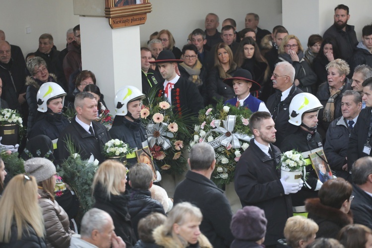 Ostatnie pożegnanie rodziny śp. Kaimów - ofiar wybuchu w Szczyrku