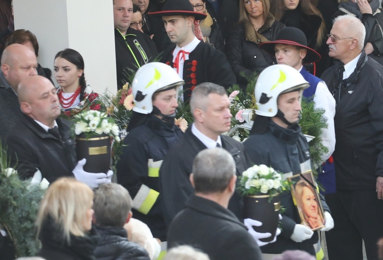 Ostatnie pożegnanie rodziny śp. Kaimów - ofiar wybuchu w Szczyrku