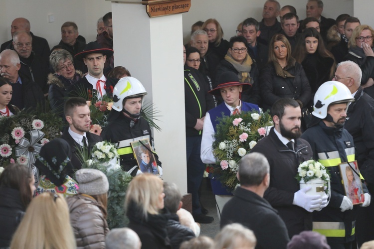 Ostatnie pożegnanie rodziny śp. Kaimów - ofiar wybuchu w Szczyrku