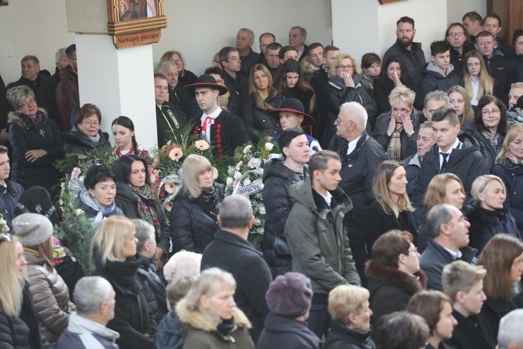 Ostatnie pożegnanie rodziny śp. Kaimów - ofiar wybuchu w Szczyrku