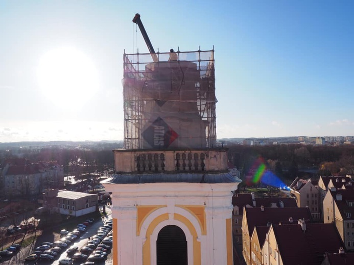 Hełmy już na wieży głogowskiej świątyni pw. Bożego Ciała