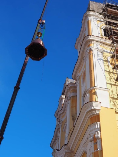 Hełmy już na wieży głogowskiej świątyni pw. Bożego Ciała