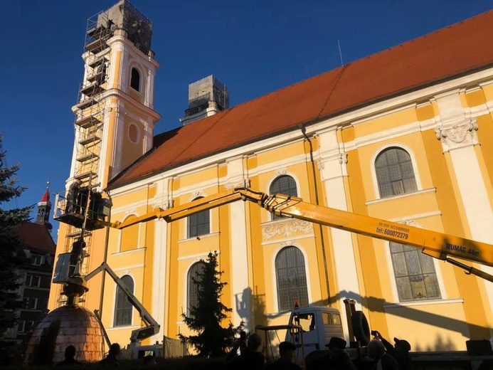 Hełmy już na wieży głogowskiej świątyni pw. Bożego Ciała