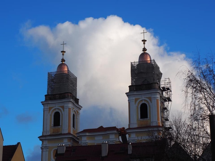 Hełmy już na głogowskim kościele Bożego Ciała