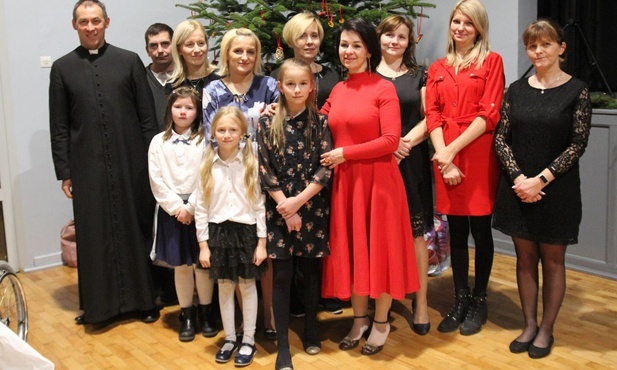 Inicjatorzy wigilii dla samotnych i chorych w Miliardowicach z ks. proboszczem Zygmuntem Mizią.