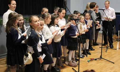 Miliardowicka schola zaprosiła do wspólnego kolędowania.