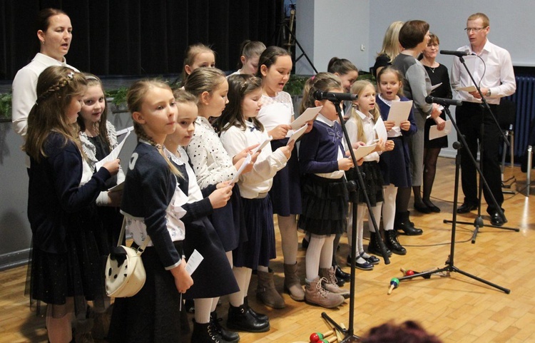 Miliardowicka schola zaprosiła do wspólnego kolędowania.