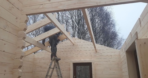 Rośnie pustelnia. Na fundamentach stanęły pierwszy erem i kaplica