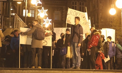 Nielegalna manifestacja uliczna z transparentami...
