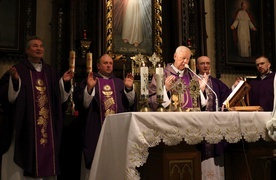 Mszy św. przewodniczył bp Adam Odzimek. Koncelebrowali księża (od lewej): Marek Dziewiecki, Mirosław Kszczot, Piotr Jaśkiewicz i Krzysztof Bochniak.