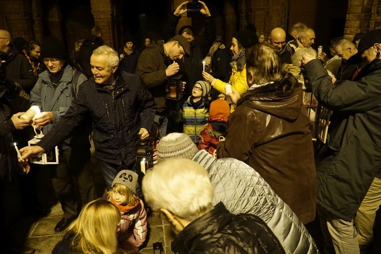 Betlejemskie Światło Pokoju na polsko-niemieckiej granicy