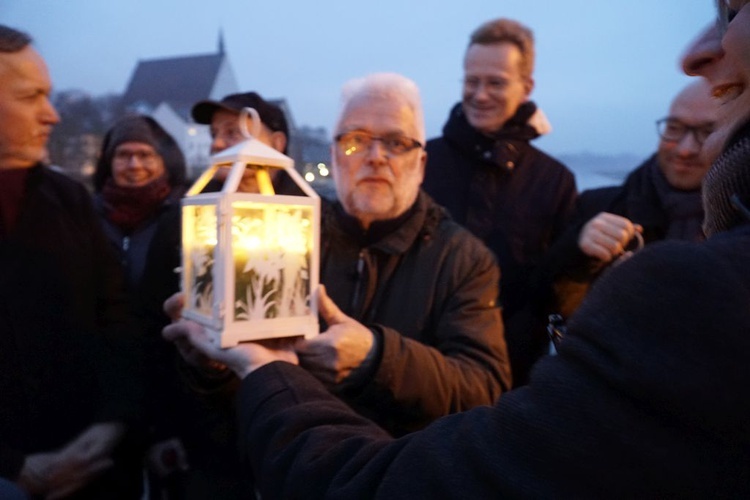 Betlejemskie Światło Pokoju na polsko-niemieckiej granicy