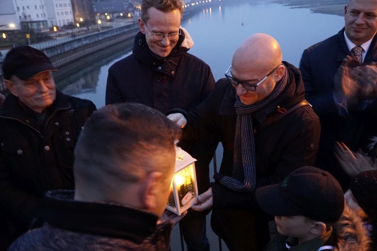 Betlejemskie Światło Pokoju na polsko-niemieckiej granicy