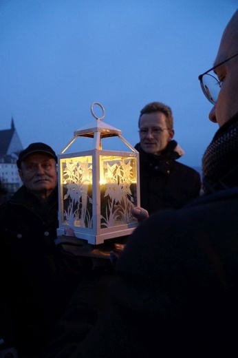 Betlejemskie Światło Pokoju na polsko-niemieckiej granicy