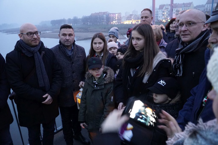 Betlejemskie Światło Pokoju na polsko-niemieckiej granicy