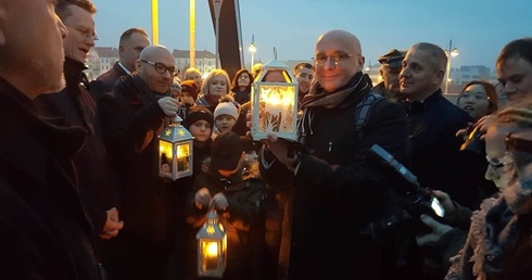 Betlejemskie Światło Pokoju na polsko-niemieckiej granicy