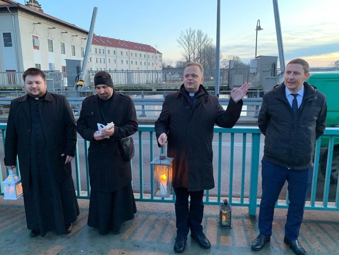 Wymiana Betlejemskiego Światła Pokoju na moście miedzy Guben i Gubinem