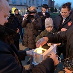 Wymiana Betlejemskiego Światła Pokoju na moście miedzy Guben i Gubinem