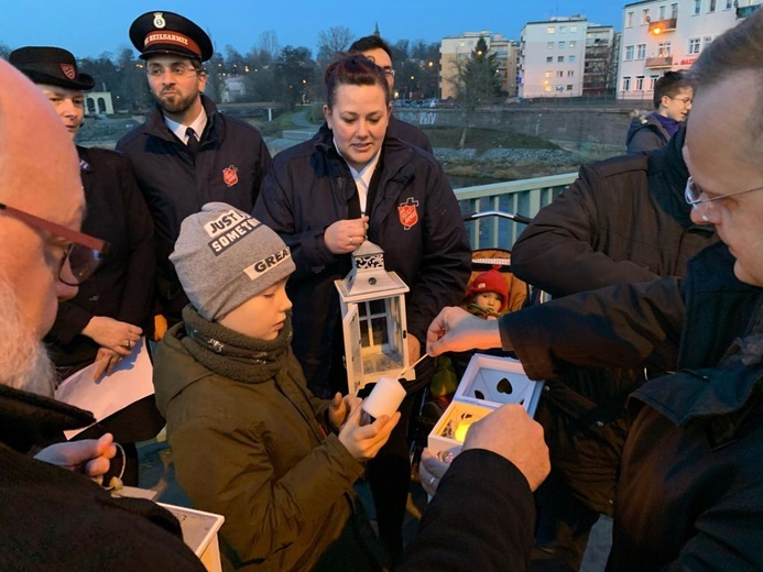 Wymiana Betlejemskiego Światła Pokoju na moście miedzy Guben i Gubinem