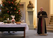 "Świątecznym zwyczajem przełamuję się opłatkiem z Wami, umiłowani Bracia i Siostry, wspólnotą wiary Archidiecezji Gdańskiej" - napisał abp Głódź w orędziu.