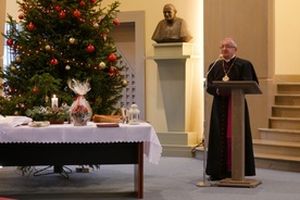 "Świątecznym zwyczajem przełamuję się opłatkiem z Wami, umiłowani Bracia i Siostry, wspólnotą wiary Archidiecezji Gdańskiej" - napisał abp Głódź w orędziu.