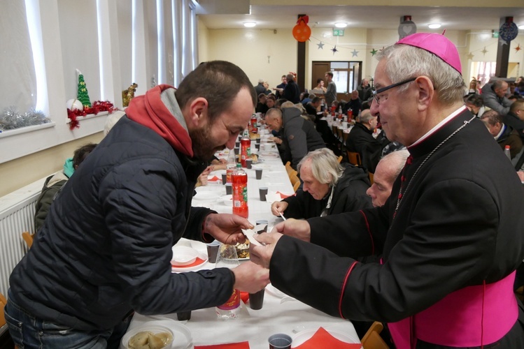 Podczas wigilii opłatkiem z osobami potrzebującymi przełamał się abp Sławoj Leszek Głódź.