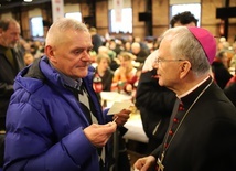 Abp Jędraszewski wziął udział w wigilii dla osób bezdomnych, ubogich i samotnych, organizowanej przez Caritas