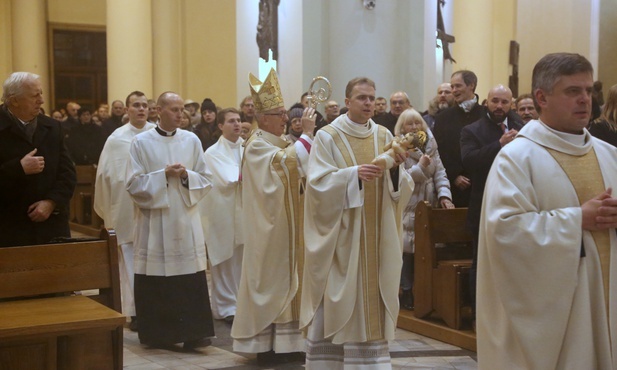 Abp Skworc podczas Pasterki: Jezus przychodzi do nas w sakramentalnych znakach chleba i wina