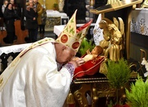 Biskup po złożeniu Dzieciątka przed ołtarzem ucałował Jego stopy.