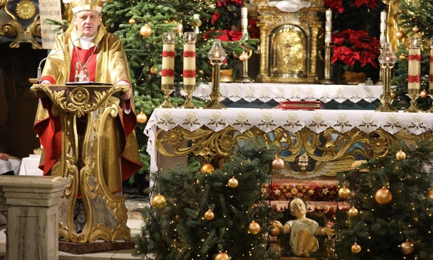 Bp Roman Pindel na Pasterce w żywieckiej konkatedrze.