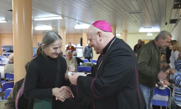 Bp Piotr Greger przełamał się opłatkiem z uczestnikami wigilijnego spotkania