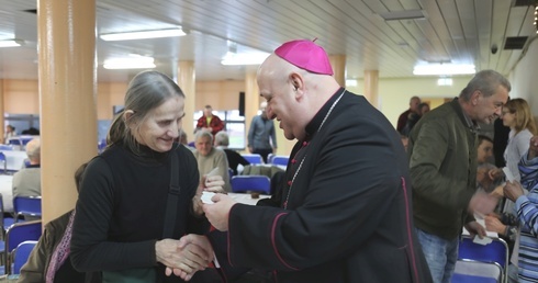 Bp Piotr Greger przełamał się opłatkiem z uczestnikami wigilijnego spotkania