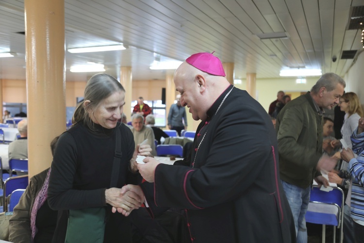 Bp Piotr Greger przełamał się opłatkiem z uczestnikami wigilijnego spotkania