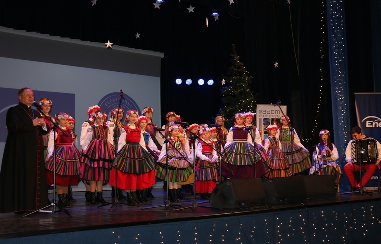 Bp Henryk Tomasik z zespołem Wolanianki, który w ubiegłym roku zdobył Grand Prix festiwalu.