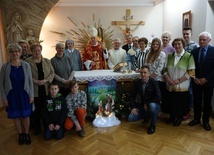 Grupowe zdjęcia rodziców z biskupem.