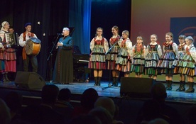 Grand Prix zdobyły Małe Kraśniczanki, zespół działający przy Miejskim Domu Kultury im. T. Sygietyńskiego w Opocznie. Zwycięskiemu zespołowi gratuluje bp Henryk Tomasik.