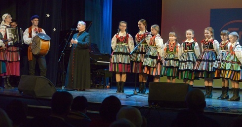 Grand Prix zdobyły Małe Kraśniczanki, zespół działający przy Miejskim Domu Kultury im. T. Sygietyńskiego w Opocznie. Zwycięskiemu zespołowi gratuluje bp Henryk Tomasik.