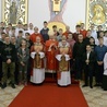 Pamiątkowa fotografia w seminaryjnej kaplicy po Mszy św., której przewodniczył bp Henryk Tomasik.