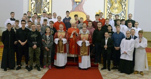 Pamiątkowa fotografia w seminaryjnej kaplicy po Mszy św., której przewodniczył bp Henryk Tomasik.