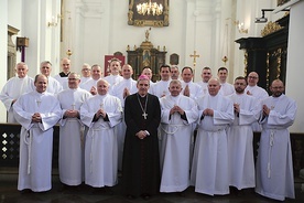 Kolejna grupa nadzwyczajnych szafarzy Eucharystii.