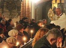 ▲	Ksiądz Robert Kristman udziela błogosławieństwa Najświętszym Sakramentem.