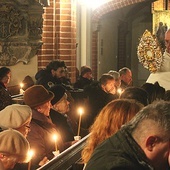 ▲	Ksiądz Robert Kristman udziela błogosławieństwa Najświętszym Sakramentem.