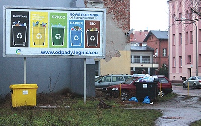 ▲	Billboard informujący o sposobie segregowania śmieci przy ul. Chojnowskiej w Legnicy.